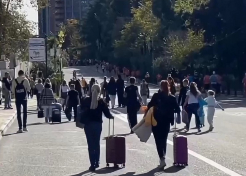 Толпы туристов с чемоданами вынуждено вышли пешком на дорогу из-за перекрытых улиц  в Сочи  