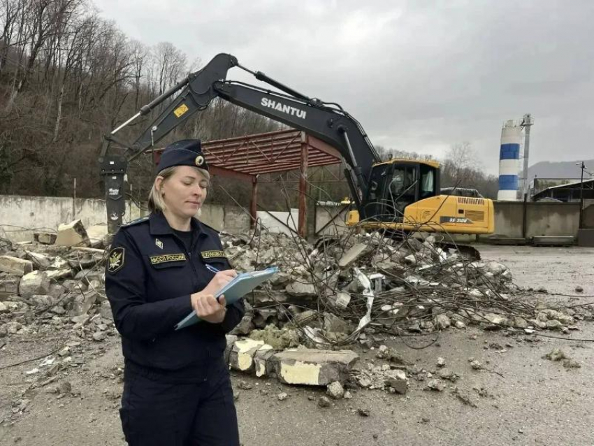  Жительница Сочи сделала калитку в балконе, чтобы проходить к морю