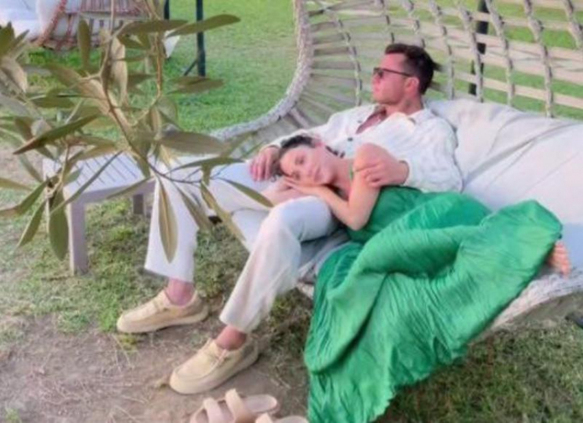 Павел Прилучный прилетел с женой и двухлетним сыном в Сочи