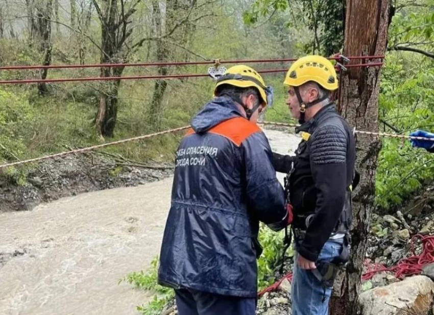 Пятеро человек оказались в ловушке из-за разрушенного после разлива реки моста