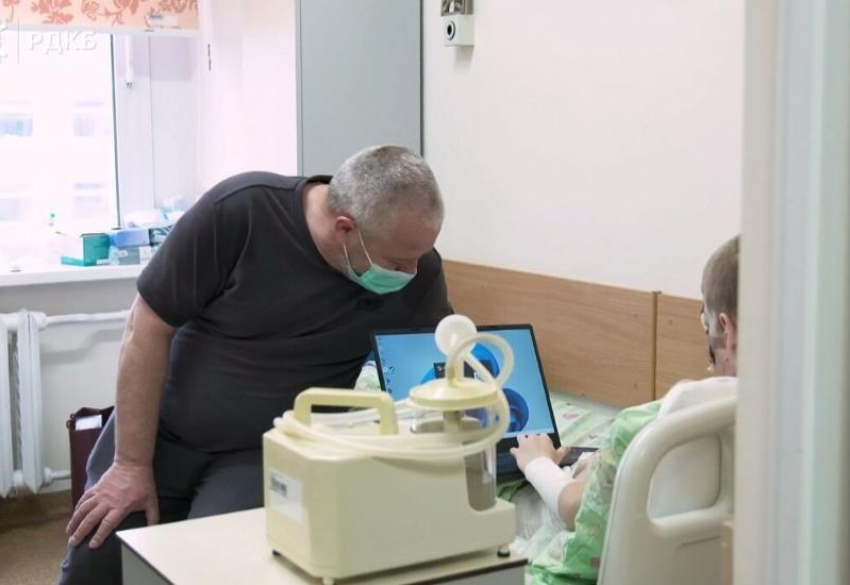 Отец мальчика, лицо которого съели собаки, не планирует выходить на работу и хочет получить машину от мэрии Сочи