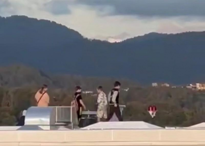 Школьники устроили опасную прогулку по крыше многоэтажки в Сочи