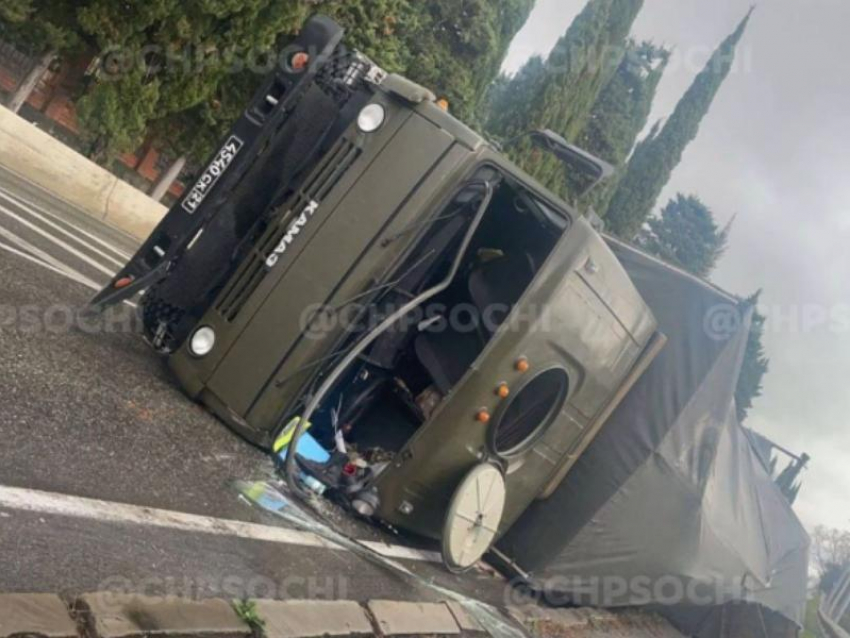 Грузовик с военными  перевернулся в результате аварии на сочинском шоссе