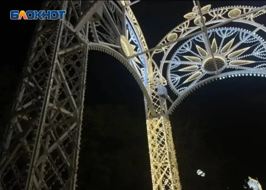 Суд обязал снести светящиеся арки в Сочи, которые раздражают горожан несколько лет