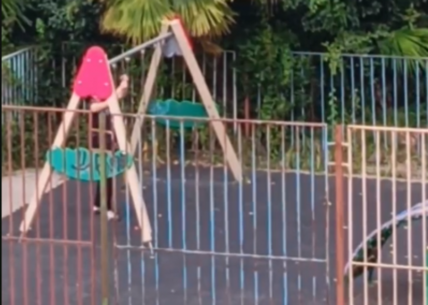  Агрессивная женщина силой выгнала детей с площадки Сочи, а ее родственники срезали качели