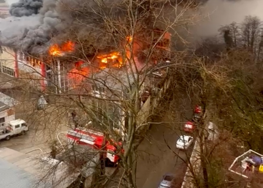 Пожар охватил складское помещение, величиной более 500 квадратов в Сочи