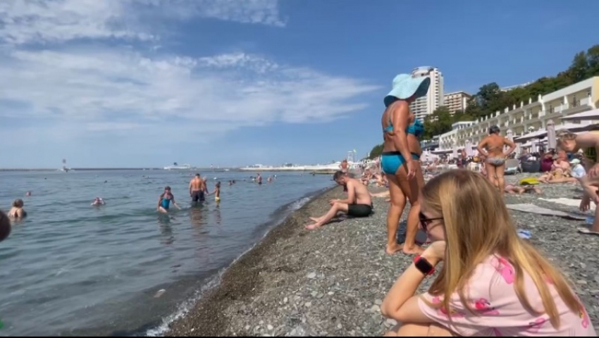 Бархатный сезон в Сочи: на видео попали забитые людьми пляжи