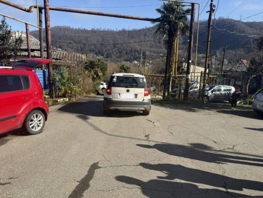 3-летнего ребенка, на самокате выезжающего из-за машины, сбили в Сочи 