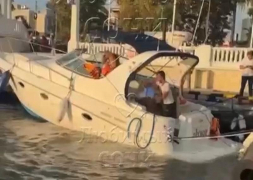 Прогулочная яхта с людьми едва не утонула у берегов Сочи
