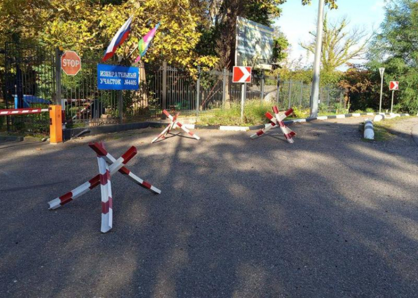 В Сочи избирательный участок открыли, но припарковаться у него невозможно