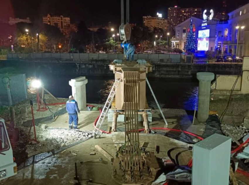Строители приступили к монтажу нового моста через реку Сочи