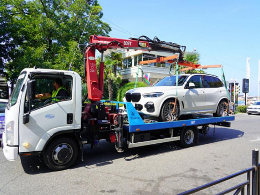 Летом с улиц Сочи эвакуировали свыше тысячи автомобилей и мотоциклов