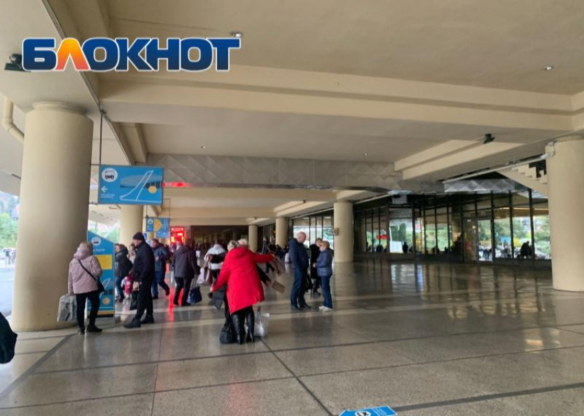 Туристы устроили бунт в аэропорту Сочи из-за задержки рейса