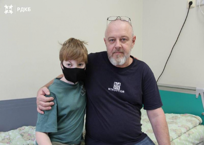 Мальчик, лицо которого разорвали собаки в Сочи, начал самостоятельно дышать 