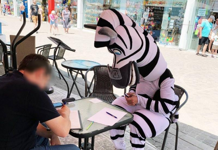 В Сочи оштрафовали навязчивого аниматора-вымогателя в костюме зебры