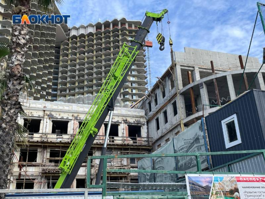 Впереди – разруха, сзади – небоскребы: как проходит реставрация гостиницы «Приморская» в Сочи