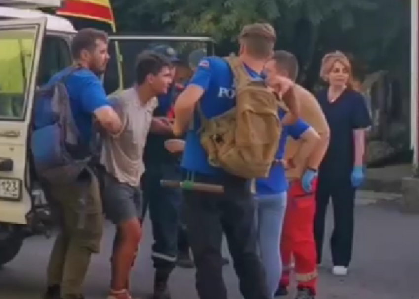 Спасатели передали врачам парня, который 4 дня был пропавшим в горах Сочи