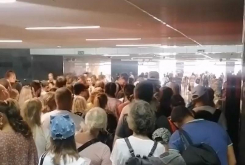 Турникеты на вокзале в Сочи собрали огромные очереди