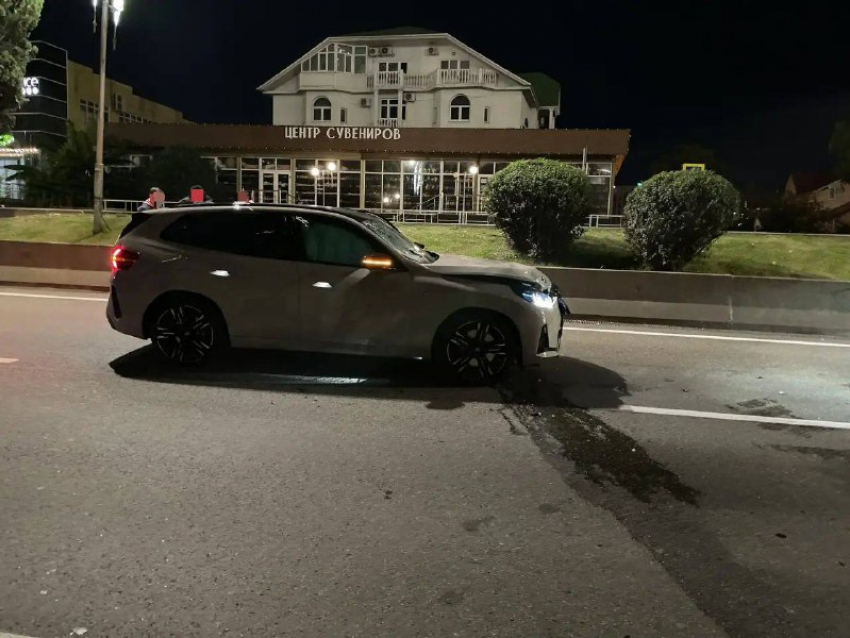 В Сочи ночью погиб мужчина, перебежав дорогу в неположенном месте