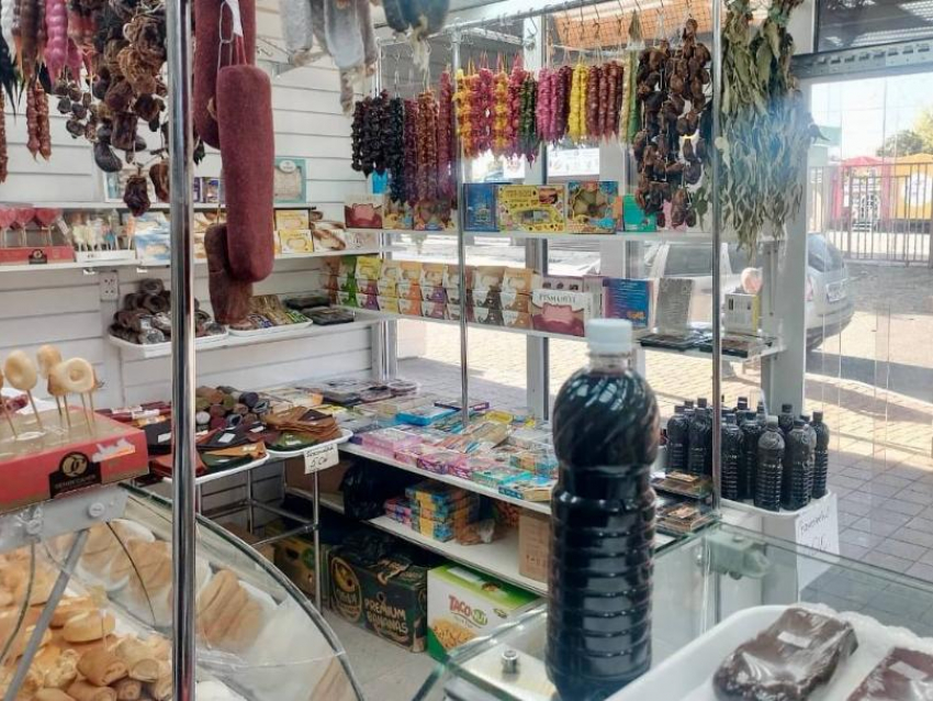 Во время рейда в Сочи нашли «домашнее вино» и весы для обвеса