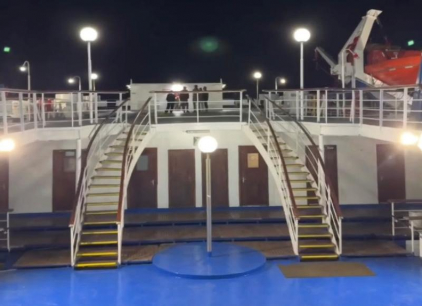 Паром с пассажирами из Турции двое суток не пускают в порт Сочи