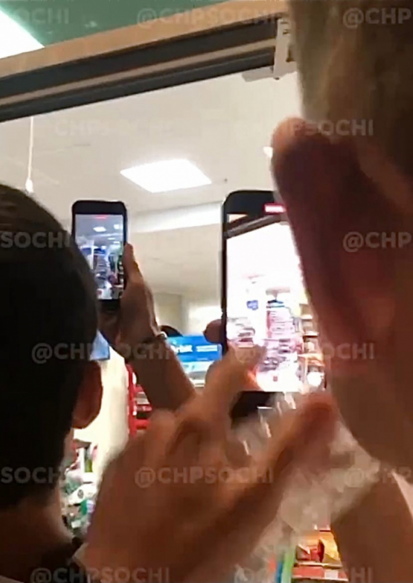 "Вселился дьявол!": в Сочи неадекватный дебошир с ножом разнес магазин. Видео