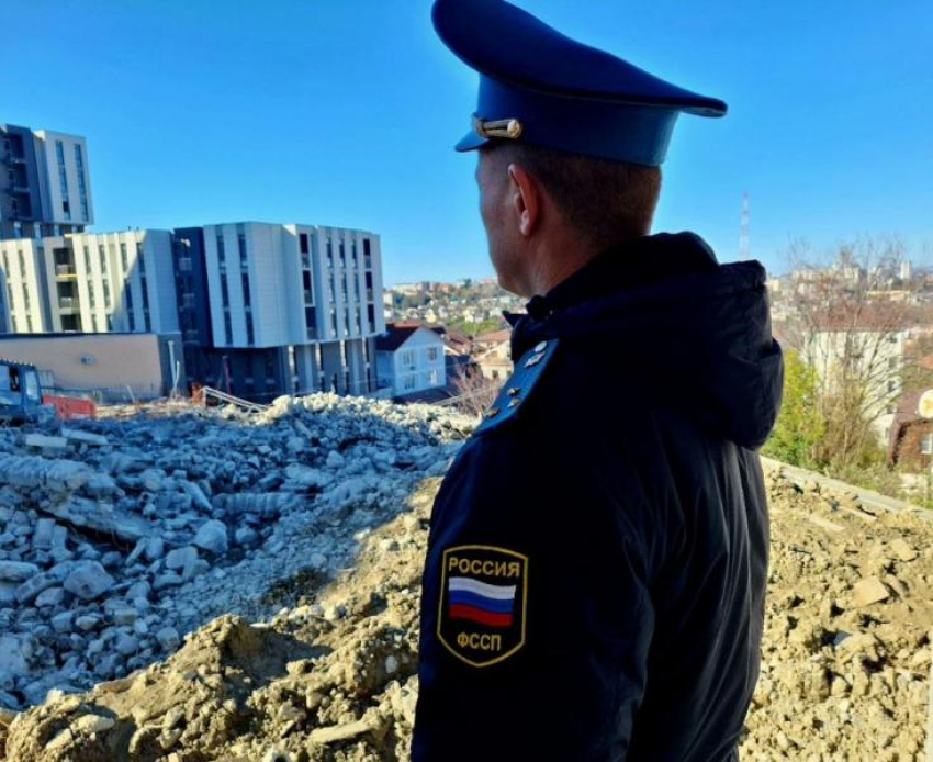 Самовольно построенный трехэтажный дом снесли в Сочи