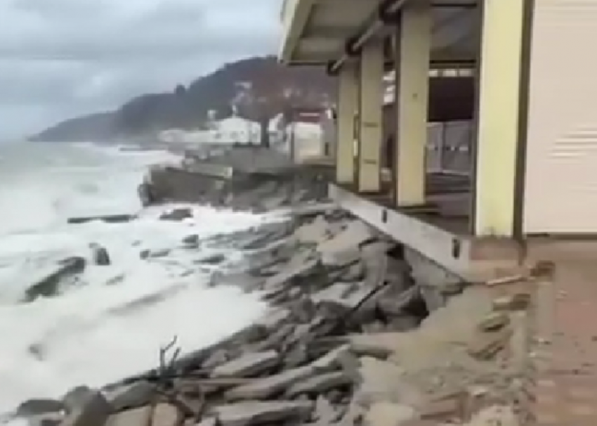  В Сочи окончательно смыло пляж «Прозрачный» в поселке Лоо