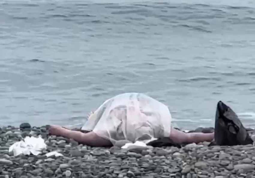 Тело женщины обнаружили на пляже в Сочи