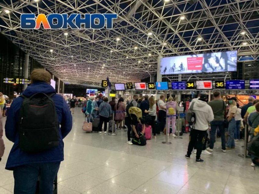 В сочинском аэропорту образовались длинные очереди на вылет