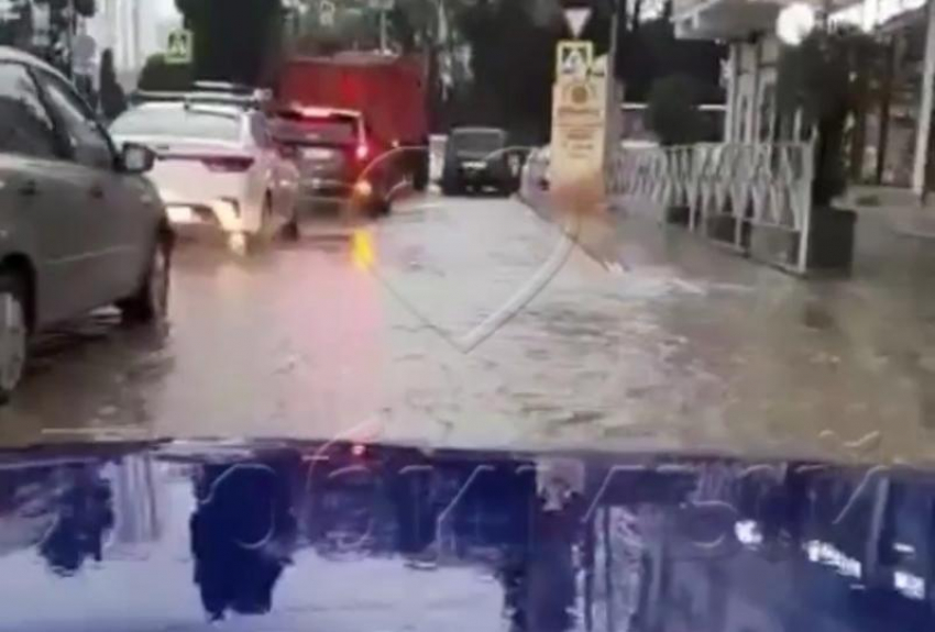 Залповый ливень затопил дороги в сочинском поселке 