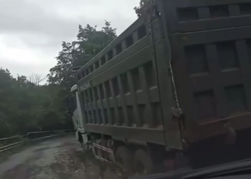 «Искра, как после бомбежки»: большегрузы превратили в месиво дорогу  в Сочи