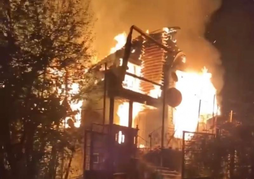 Страшный пожар уничтожил частный дом в селе Сочи