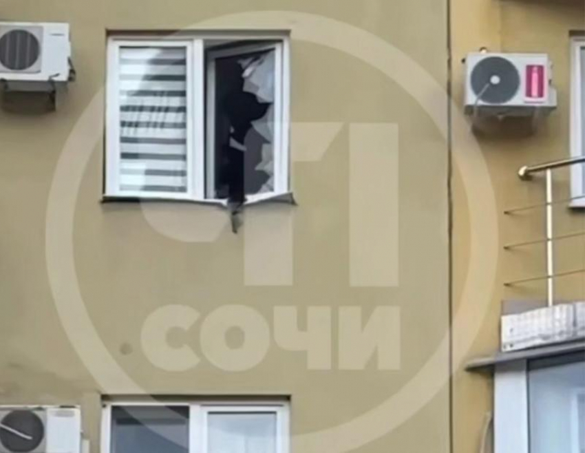 Многоквартирный дом пострадал при атаке беспилотников в Сочи