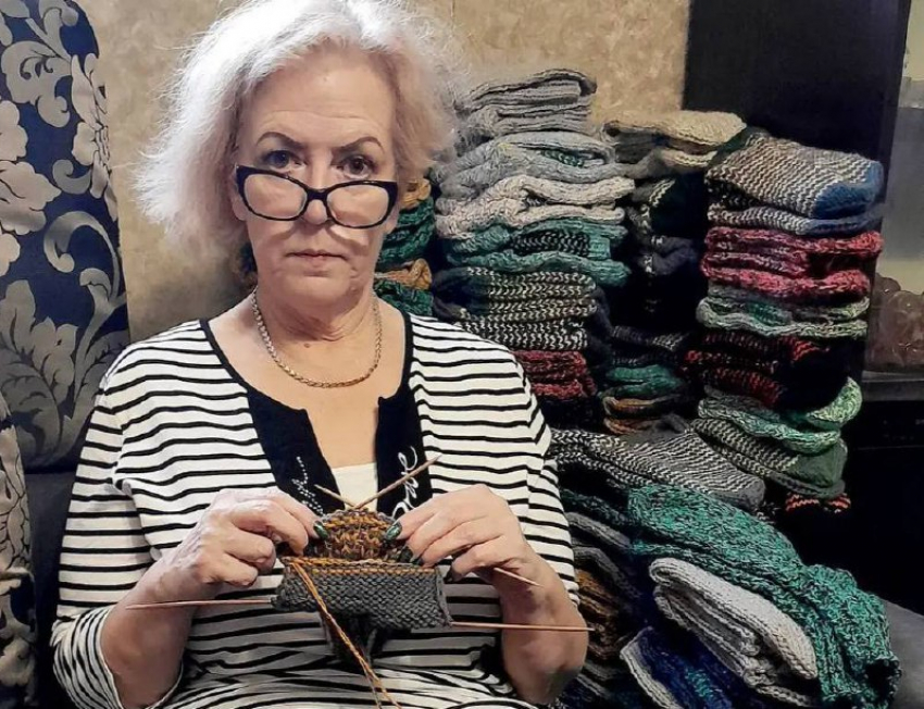 Сотрудница ГИБДД Сочи связала 1000 пар носков бойцам в зону СВО