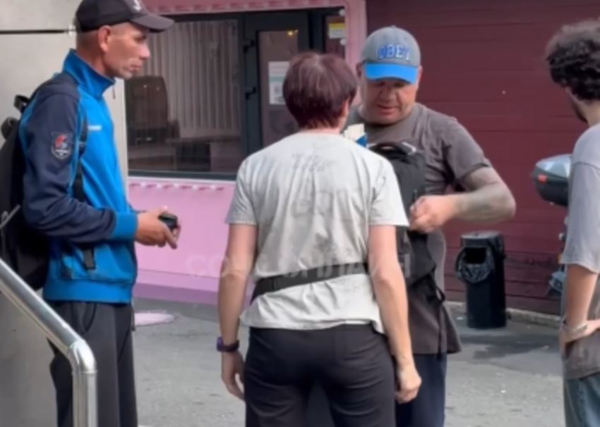 Продавщица «Пятерочки» из Сочи надавала поджопников и забрала кофе у двух головорезов