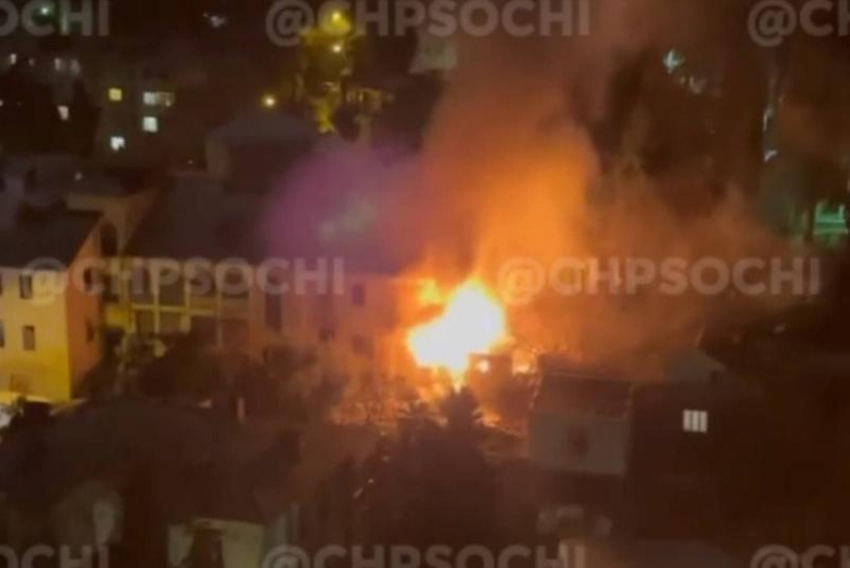 Сочинские пожарные потушили возгорание третий раз в одном здании