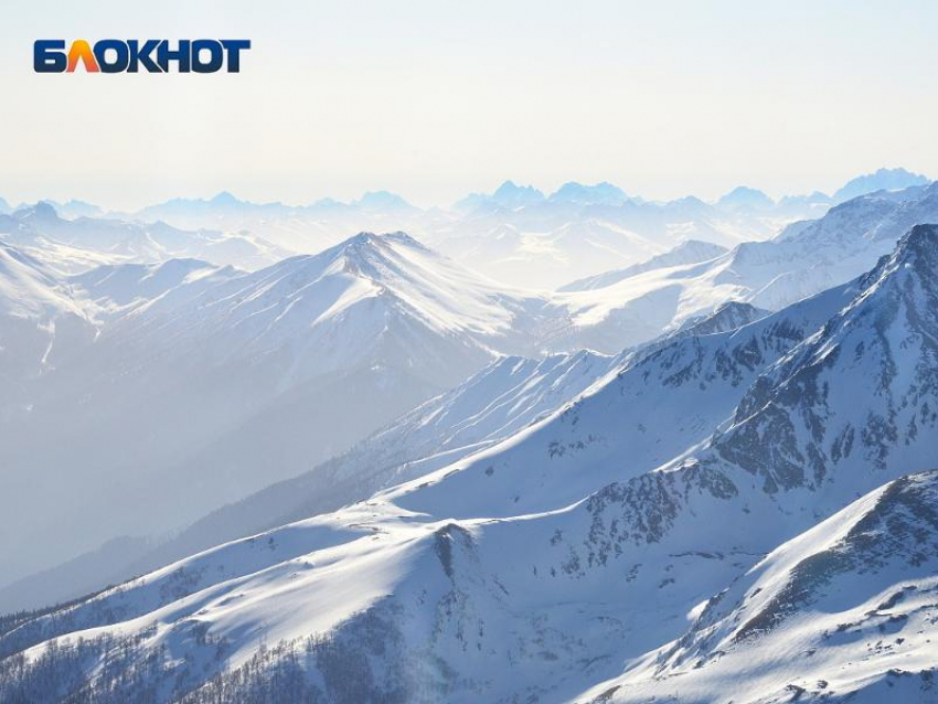 Сноубордиста накрыла лавина в горах Сочи