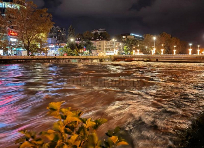 Бушующая река Сочи напугала прохожих