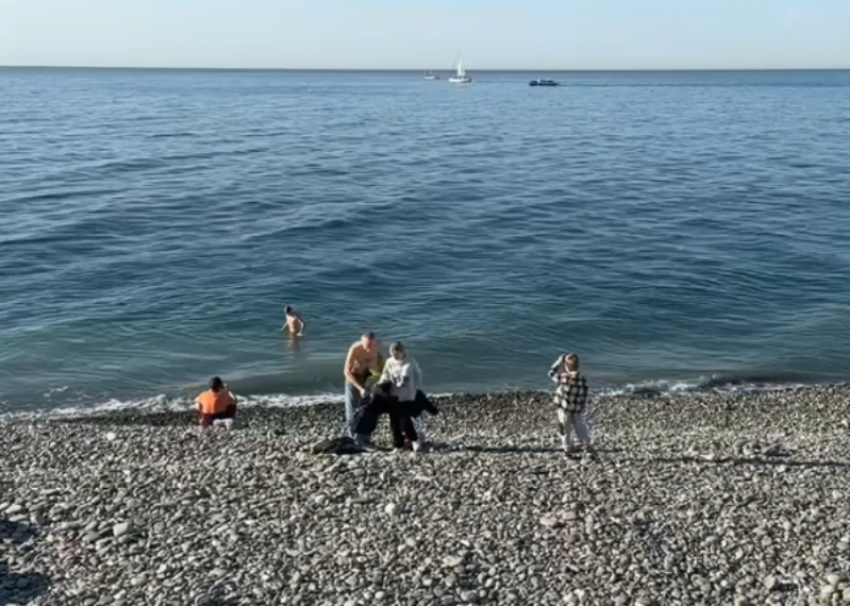 На пляжах Сочи в январе царит летняя атмосфера