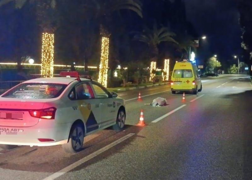 Автомобилист насмерть сбил пешехода, который переходил дорогу в неположенном месте в Сочи
