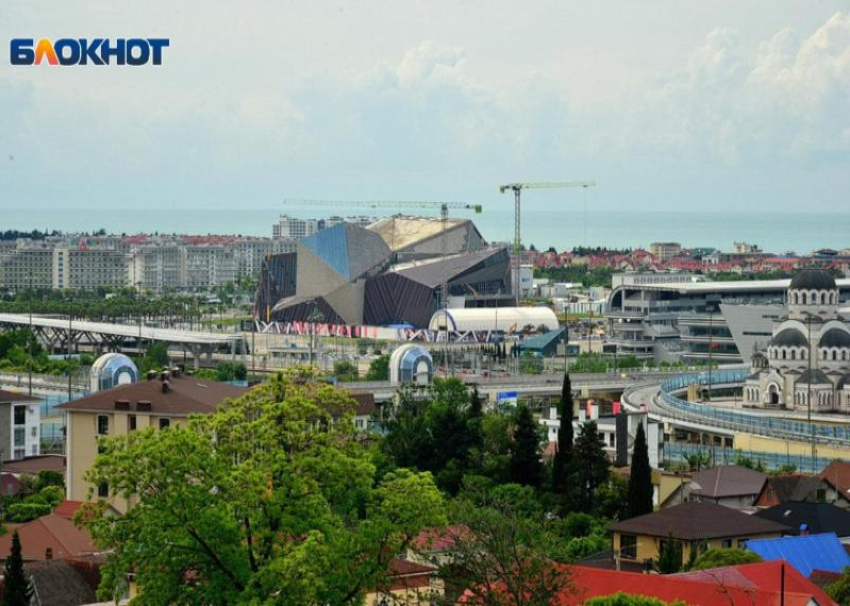 Мэр Сочи Андрей Прошунин потребовал пускать людей в укрытия отелей и ТЦ при угрозе атаки БПЛА