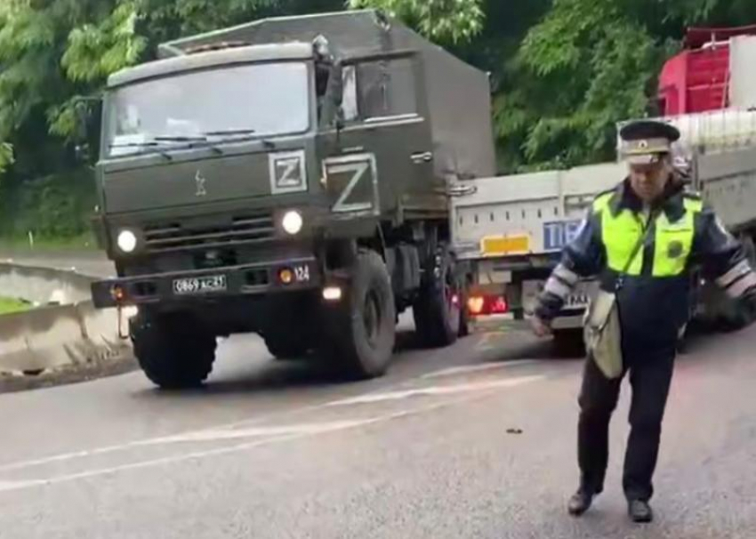 Многокилометровая пробка образовалась на трассе Джубга — Сочи из-за разлива масла