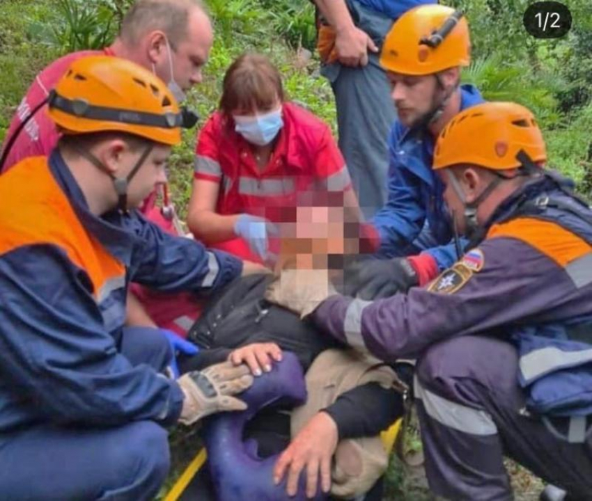 Спасатели эвакуировали женщину из зажатого автомобиля 