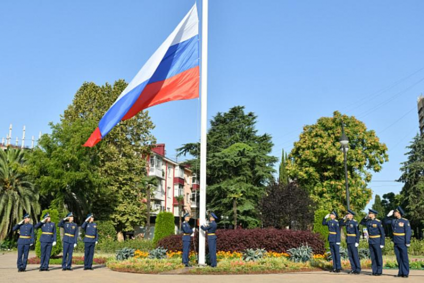 В центре Сочи торжественно подняли флаг России 
