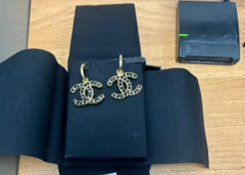 В аэропорту Сочи пассажирка из Дубая пыталась драгоценности за 1,8 миллионов выдать за бижутерию