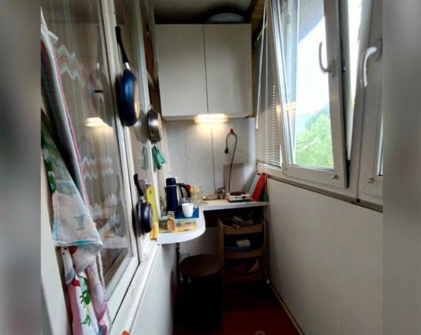 Квартира с кухней на балконе, которую продают в Сочи за 2,9 млн, признана самой странной в России