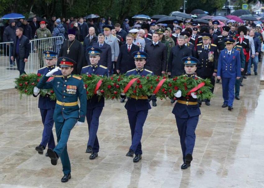 Памятные возложения цветов прошли в Сочи в честь Дня защитника Отечества