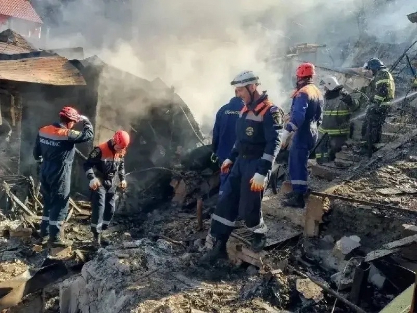 Спасатели из Сочи прибыли в Туапсе, где ночью из-за атаки БПЛА погибли люди 