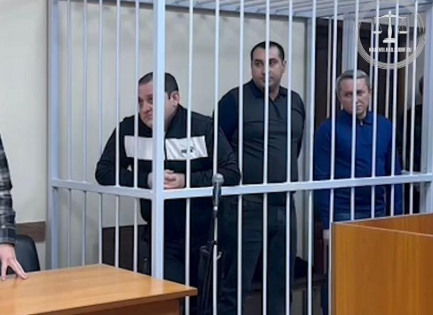 Троих полицейских из Сочи осудили на 4 года колонии за мошенничество